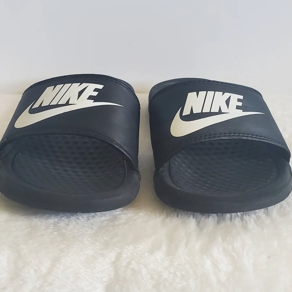 𝅺NIKE Benassi Black Slider Sandals Size Youth 1